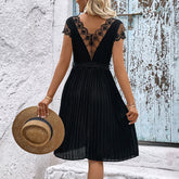 Robe plissée à col en V et ceinture nouée